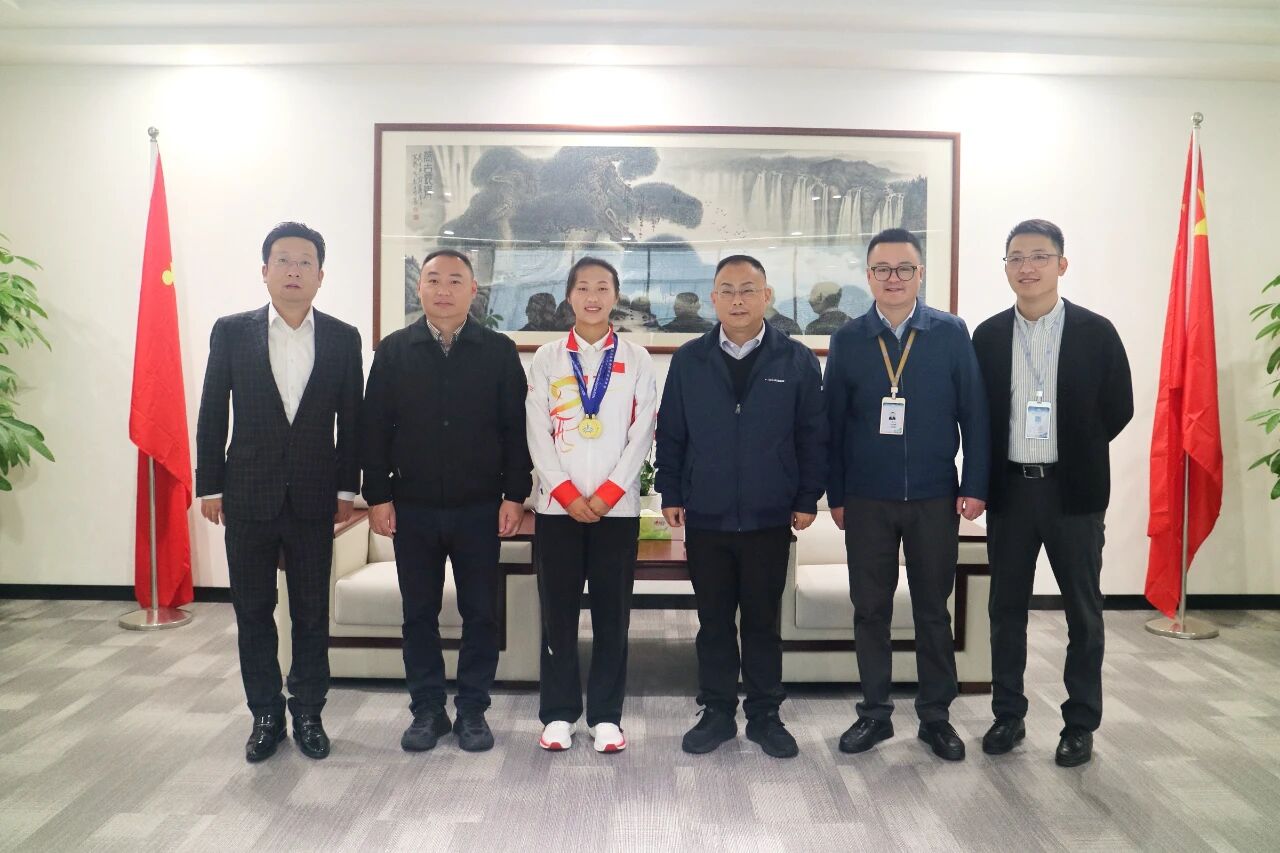 什邡市教體局領導蒞臨我校看望慰問全國定向錦標賽獲獎教師并檢查指導校園安全穩定工作