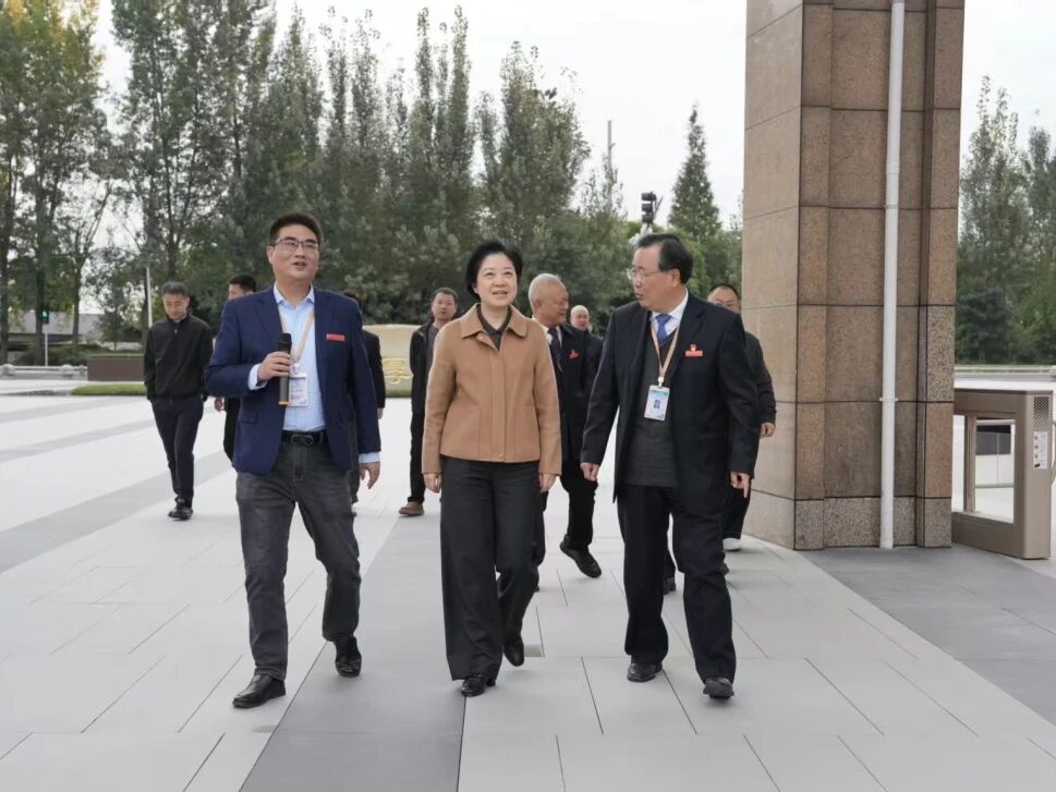 什邡市委晏世瑩書記一行蒞臨我校調研指導