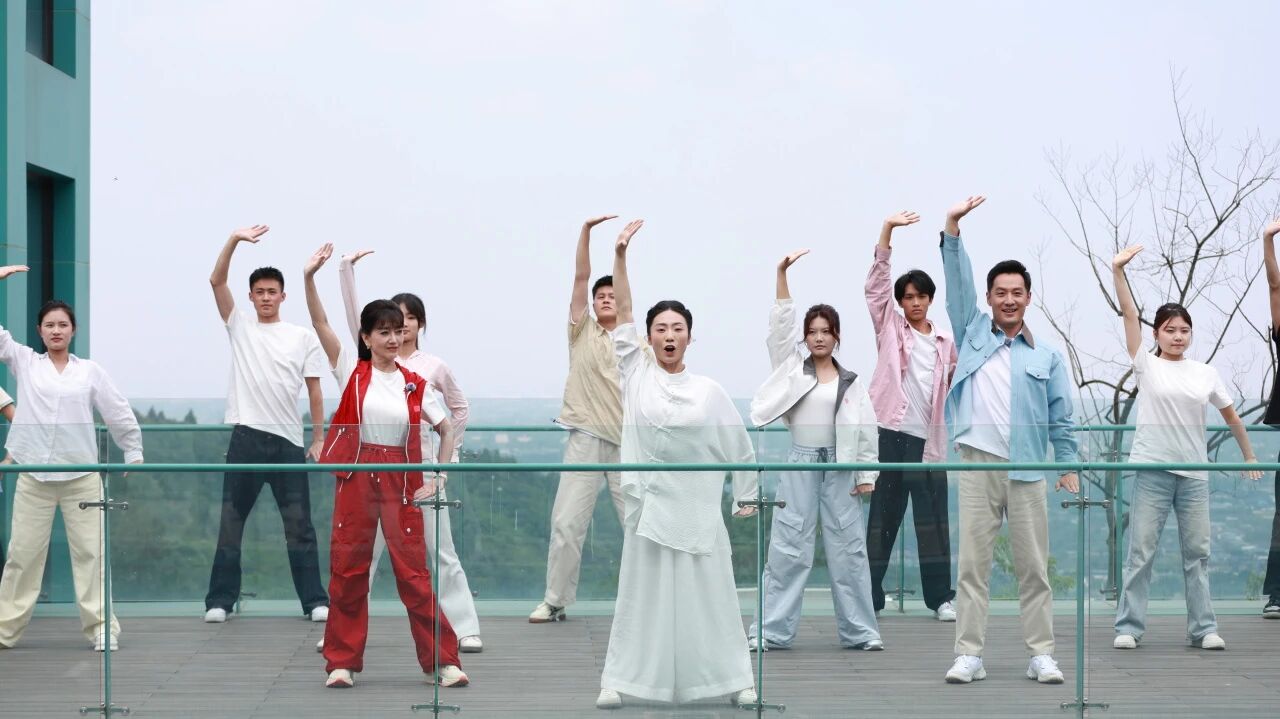 上央視了！交院學子和“白娘子”同臺表演八段錦